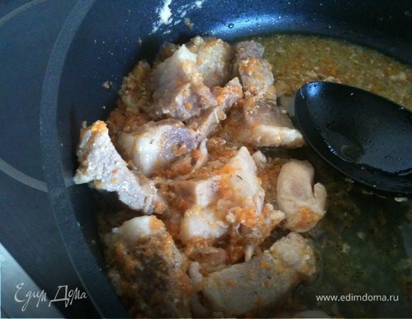 Добавим мясо и морковь. Вольем 100 мл. бульона (куриного или овощного), закроем крышкой и потушим минут 20. Затем я достала куриные крылышки, избавила их от косточек, вернула назад, добавила мартини (такой аромат разнесся по кухне) и накрыла крышкой. Солим, перчим и тушим еще минут 20, не допуская полного выпаривания жидкости (она нам понадобится для взбивания паштета).