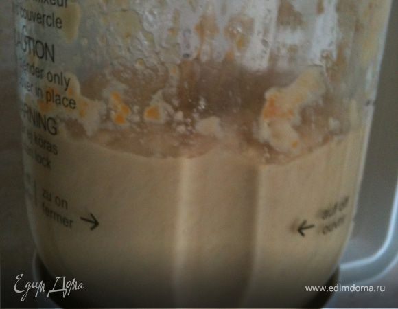 Затем мясо с образовавшимся соком частями взбиваем в чаше блендера.