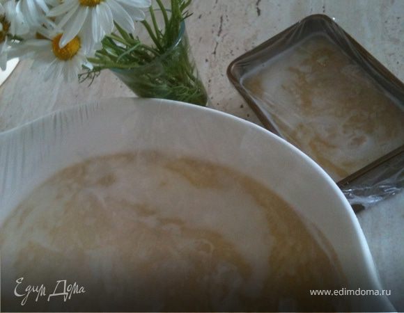 Заливаем растопленным сливочным маслом и закрываем пленкой. Ставим в холодильник часа на 4, лучше на ночь.