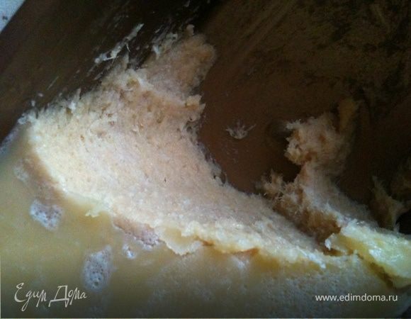 Кушаем наш паштет, намазывая на мягкий багет (или подсушиваем кусочки багета в духовке до хруста). Текстура паштета нежнейшая, а вкус бесподобный.