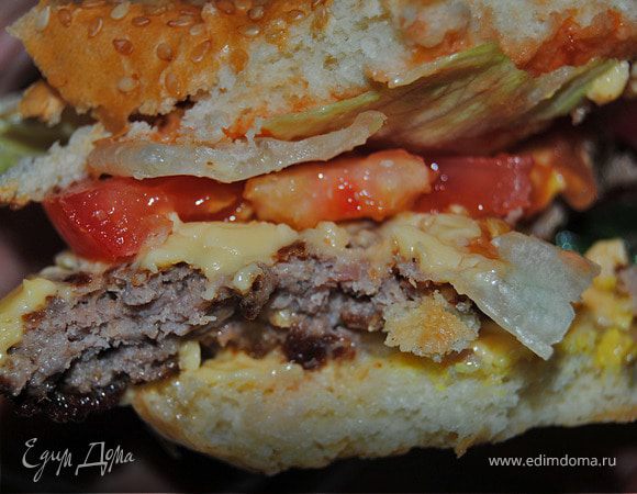 Накрыть верхней булочкой и прижать бургер. Подавать горячим!
Приятного фаст-фудоедения! ;)