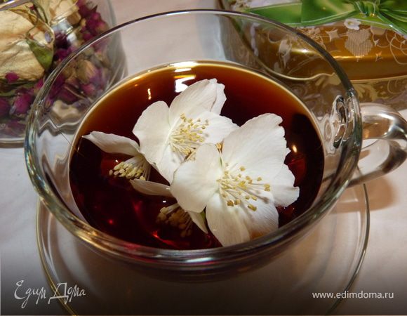 В чайном магазине можно купить засушенные цветочки жасмина. Заварить с ними чай, настоять, разлить по чашечкам и добавить свежие цветочки жасмина.  