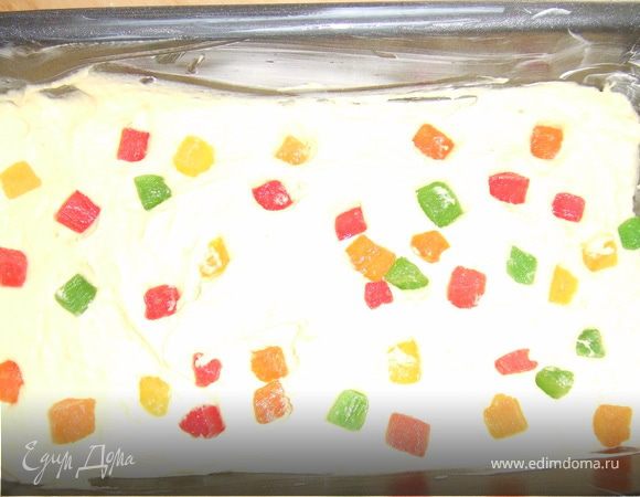 Комнатной температуры сливочное масло растереть с сахаром, добавив по одному яйца. Банан размять и добавить в масляную смесь. Муку и разрыхлитель добавить туда же и замесить тесто. Тесто разложить по формочкам (или в одну большую форму тоже можно), посыпать цукаты и выпекать до готовности в разогретой до 180-200 градусов духовке. Готовность проверяется спичкой или зубочисткой, если проткнуть и спичка будет влажная-не готово. Если сухая-можно доставать. Приятного аппетита