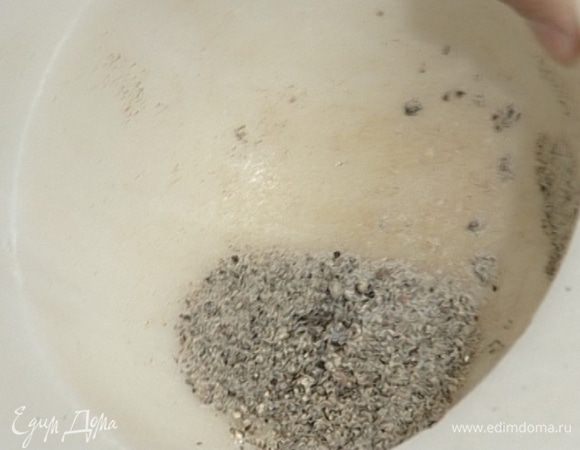 Горошины черного перца измельчить в ступке со щепоткой соли и натереть утку снаружи и изнутри.  