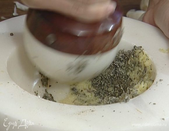 Горсть шалфея, 2 зубчика чеснока и натертый имбирь измельчить в ступке. 
