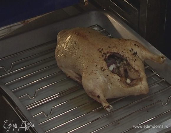 Получившейся массой начинить утку и запекать полчаса в разогретой духовке, затем утку перевернуть, слить накопившийся в противне жир и запекать еще полчаса. 