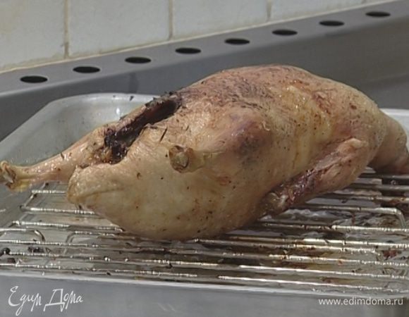 Через час снова перевернуть утку, слить жир и выпекать еще 1,5–2 часа при температуре 170°С. 