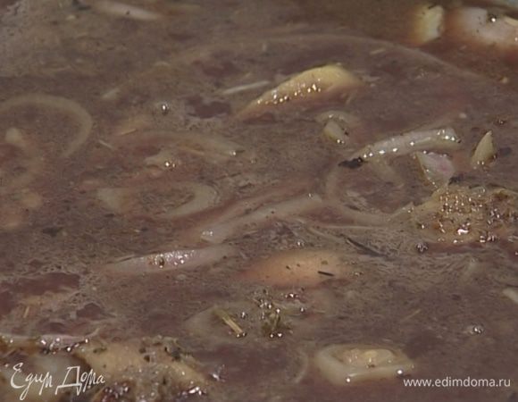 Налить бульон в большую сковороду, вынуть из утки начинку и положить в бульон, добавить вино и уваривать соус 5–10 минут, затем процедить через сито. 