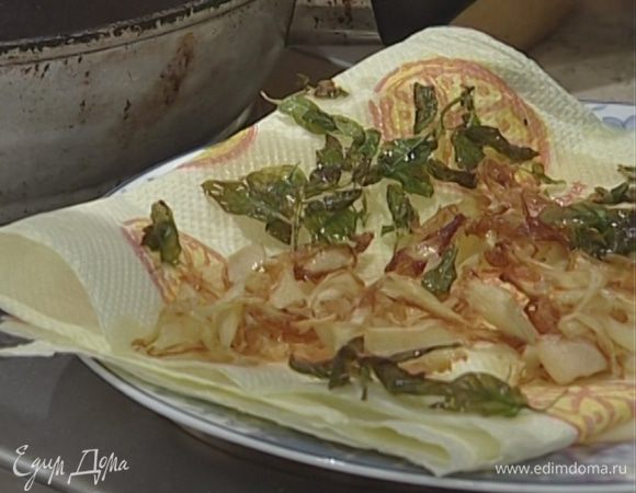 Оставшийся имбирь тоже почистить, нарезать тонкими лепестками и обжарить на оливковом масле вместе с листьями мяты, базилика и оставшейся петрушки. 