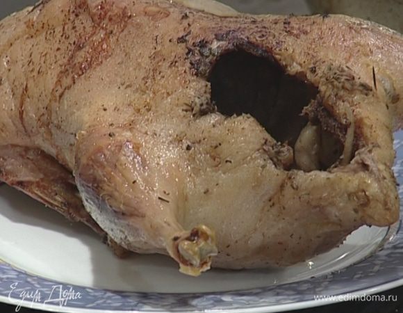 Подавать утку с соусом, украсив обжаренными листьями зелени и имбирем. 