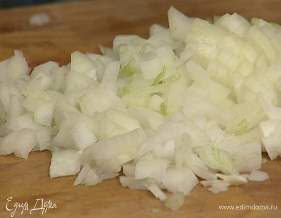 Лук почистить и мелко порубить.