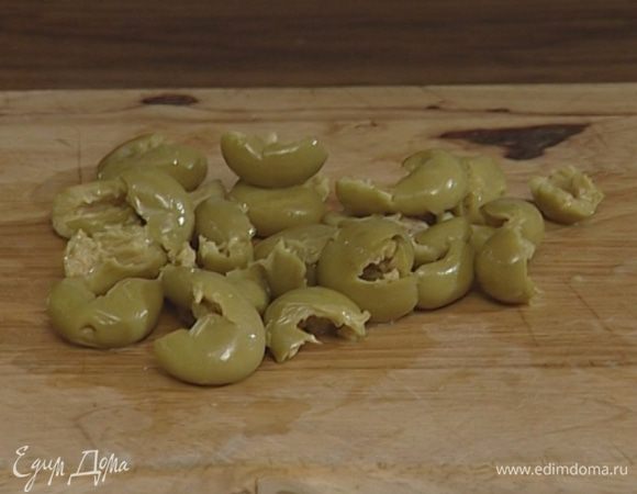 Оливки разрезать пополам, косточки вынуть.