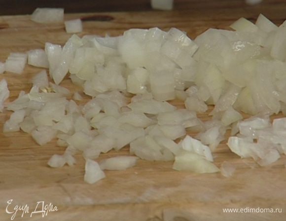 Лук мелко порубить.