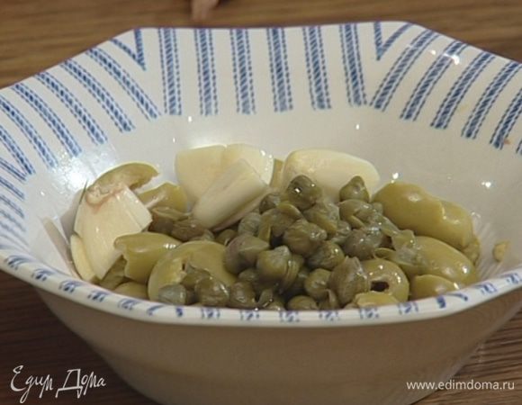 Соединить оливки, лук и чеснок, добавить каперсы, перемешать.