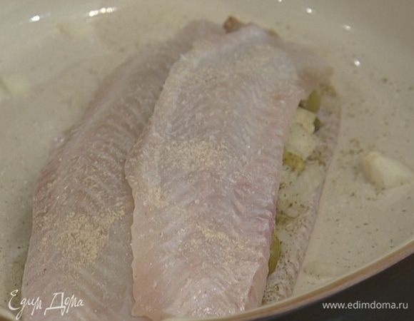 На начинку выложить оставшуюся рыбу, посолить, поперчить, полить вином и оливковым маслом. Накрыть и оставить мариноваться на 5–10 минут.