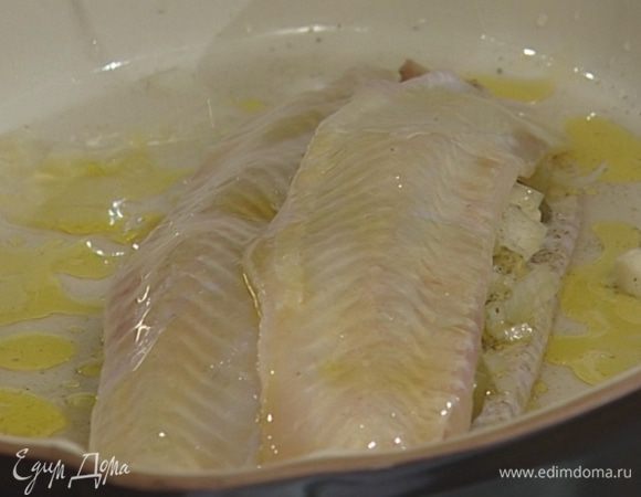 Разогреть духовку и запекать рыбу до готовности, примерно 20 минут.