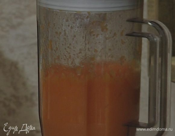 Готовую морковь измельчить в блендере, влить апельсиновый сок и перемешать.