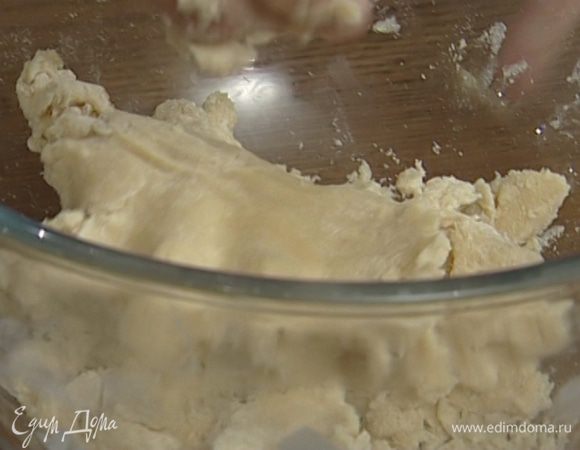 Порубить ножом 75 г масла с мукой; постепенно добавляя холодную воду (2−3 ст. ложки), замесить тесто.