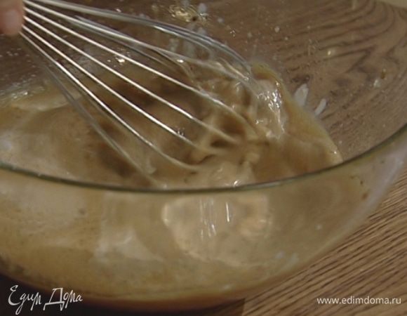 Яйца с сахаром взбить.