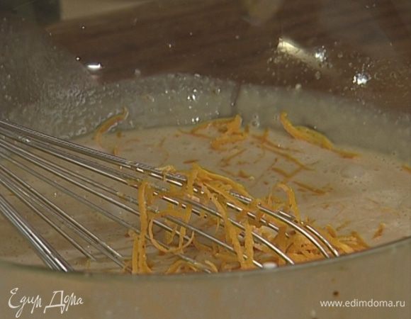 Морковное пюре перемешать с яично-сливочной массой, добавить цедру апельсина. 