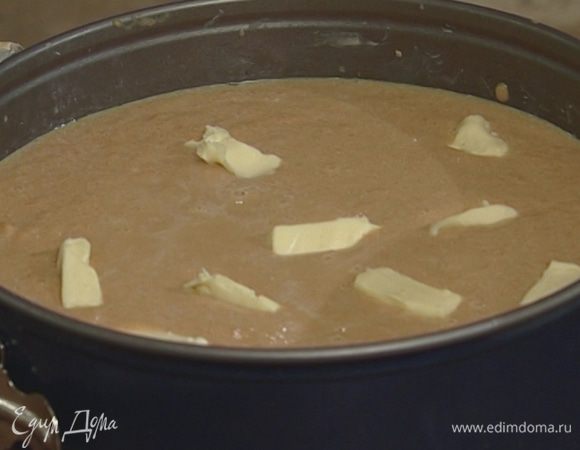 Вынуть форму с тестом из холодильника, на тесто выложить морковную массу, сверху распределить кусочки оставшегося сливочного масла. 
Выпекать в разогретой духовке 35−40 минут.
