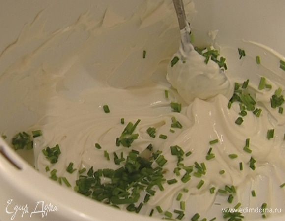 Мелко нарезать зеленый лук и соединить со сливочным сыром, добавить сок лимона, все посолить, поперчить и перемешать.