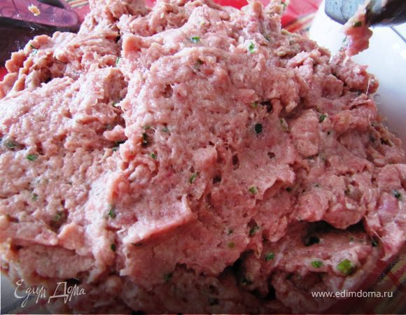 мясо с луком и кинзой дважды пропускаем через мясорубку