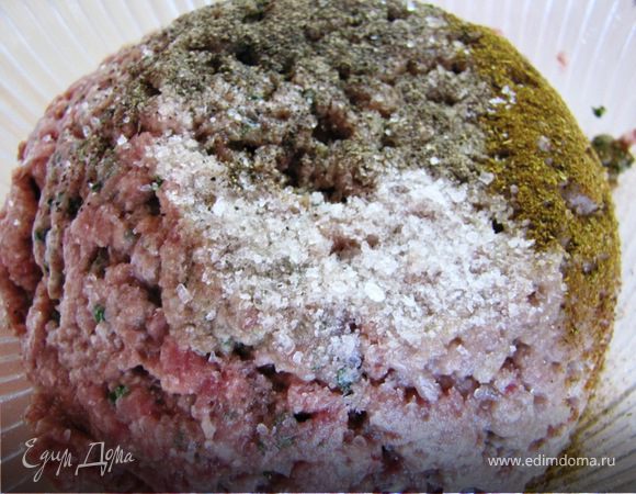 Добавляем соль, перец, хмели-сунели