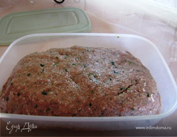 Фаршик нужно тщательно вымесить, долго-долго. Я месила минут 5, безжалостно была его об стол, бросала, валяла и все такое прочее, до состояния гладкости-вязкости. Мне процесс понравился...