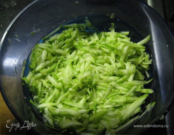 Натереть кабачки на крупной терке, посолить, примять руками и оставить пустить сок.