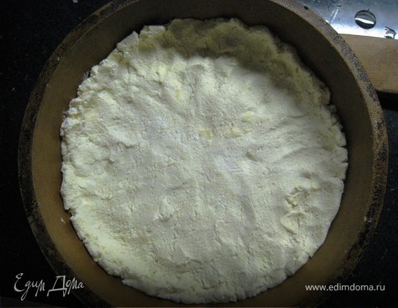 Отделить белок от желтка. Желток, творог, 1 ст.л. манки и чуть соли замесить в тесто типа как на ленивые варенички. Распределить по форме в виде тарталетки. 