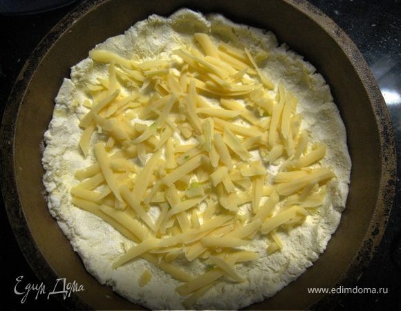 Ровным слоем выложить натертый на крупной терке сыр.