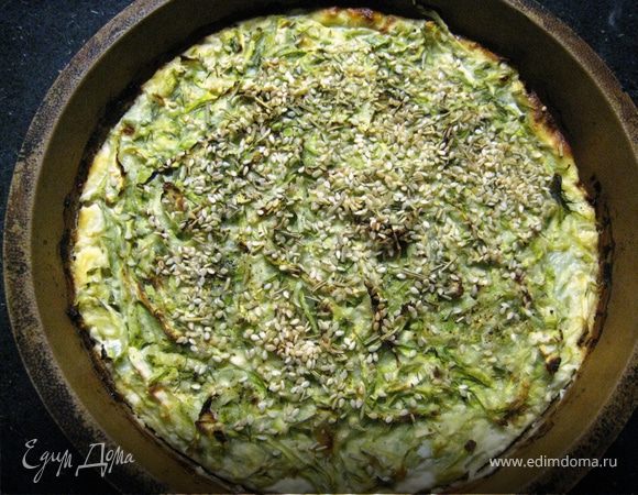 Духовка 180 - 40 мин, 200 - 15 мин, и немного зарумянить под грилем. Остудить. Вынуть из формы и порезать. Подавать со сметаной. Приятного аппетита! P.S. У нас насчет кунжута мнения разошлись - мне показалось, что без него было бы лучше (очень нежный пирожок - семечки как бы грубоваты), мужу понравилось, а доча съела их отдельно и попросила еще посыпать. Ориентируйтесь на свой вкус.