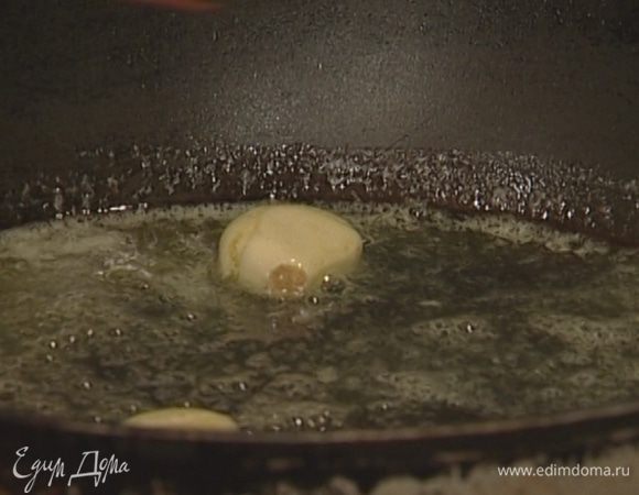 Растопить в сковороде сливочное масло, слегка прогреть в нем зубчики чеснока.