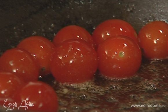 Через минуту добавить помидоры и томить их 5 минут на слабом огне.