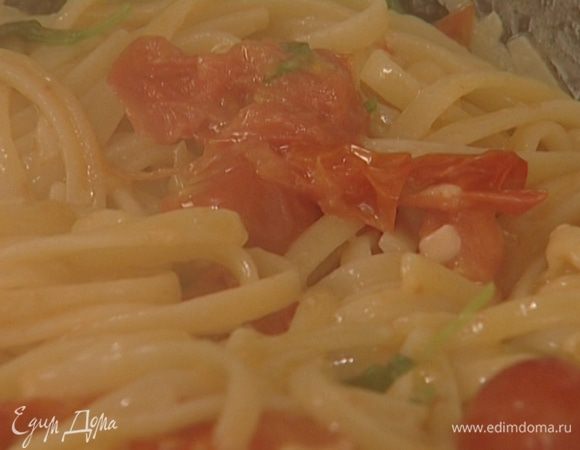 Вынуть чеснок и добавить в сковородку макароны, оставшееся оливковое масло, часть натертого сыра и листья базилика. Все перемешать, выложить на тарелки и присыпать оставшимся сыром.