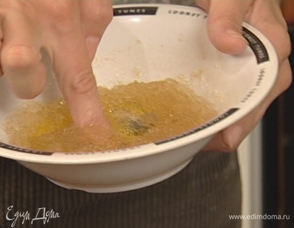 Желатин замочить на полчаса в воде.