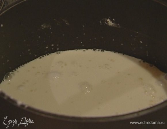 В небольшую кастрюлю влить 22%-ные сливки, молоко, всыпать 100 г сахарной пудры и довести до кипения (ни в коем случае не кипятить!). 