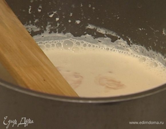 Добавить желатин и 25 мл ликера, перемешать и остудить, затем поставить на несколько часов в холодильник, чтобы желе застыло.