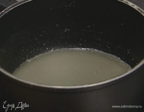 Растворить 50 г сахарной пудры в 45 мл теплой воды.