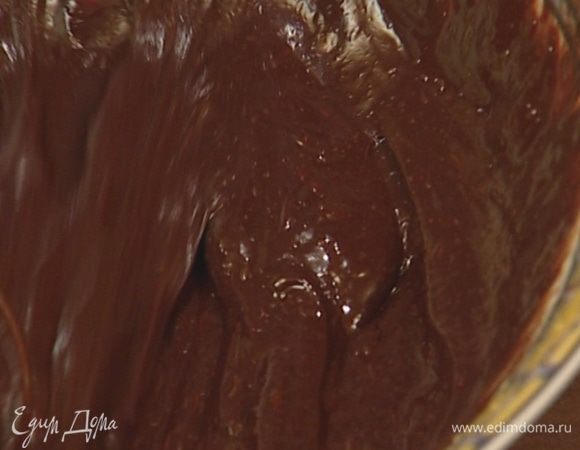 Добавить в шоколад сироп и желтки и перемешать.