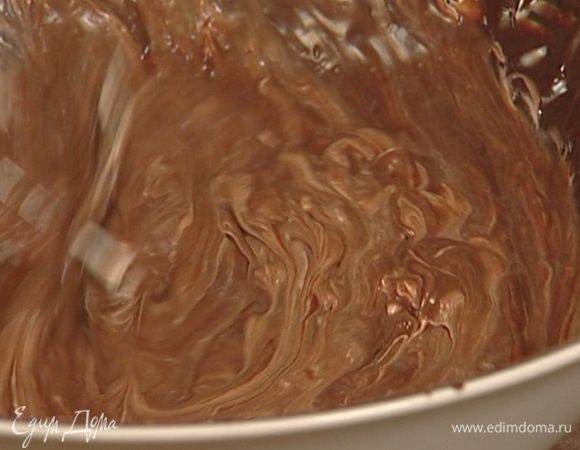 Миксером взбить 180 мл 35%-ных сливок и осторожно смешать с шоколадной массой. Поставить в холодильник.