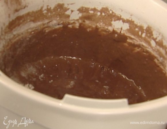 Яйца взбить со 150 г сахарной пудры, добавить какао, просеянную муку, все вымешать.