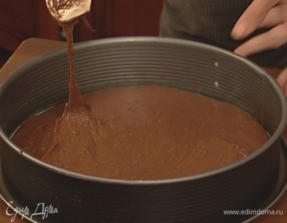 Разъемную форму смазать сливочным маслом. Из теста сделать 2 коржа, выпекать в разогретой духовке 15–20 минут.