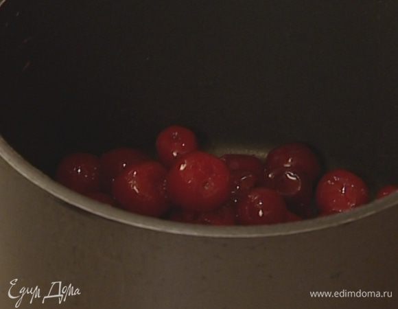 Вишню поместить в небольшую кастрюлю (немного ягод оставить), добавить 50 мл ликера, 50 г сахарной пудры, корицу и 3 ст. ложки воды и уварить все на медленном огне вполовину, затем корицу вынуть.