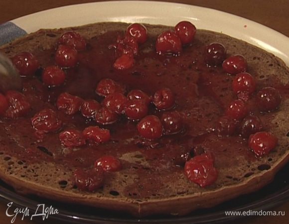 Корж полить получившимся вишневым сиропом, выложить немного вишен.
