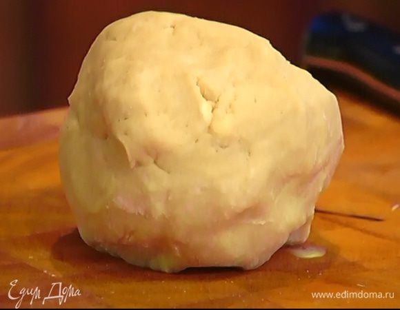 Натереть на крупной терке 175 г предварительно охлажденного сливочного масла, добавить просеянную муку, 100 г сахара, соль и замесить тесто; завернуть его в пленку и положить на полчаса в холодильник.