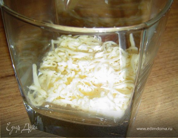 Нарезаем мелко рыбу, зеленый лук. На мелкой терке натираем сыр, отдельно белок и желток. Крекеры измельчаем.
Берем стаканы, и послойно добавляем все ингредиенты. Первым слоем будет сыр, на него кладем рыбу и засыпаем луком, а сверху сметана, смешанная с майонезом. Затем выкладываем желтки, сверху белки и измельченный крекер, и опять слой сметана+майонез.
Сверху кладем тонкий кружечек лимона, а на него выкладываем икру. Украшаем лимоном и перьями зеленого лука.
Приятного аппетита!