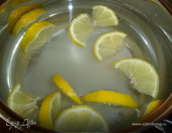 Лимон нарезаем произвольными кусочками, складываем в кастрюлю, добавляем сахар и воду, доводим до кипения и кладем в кастрюлю нарезанную мяту и снова доводим до кипения. После этого кастрюлю отставляем, даем 15 минут настояться и остыть. Теперь отцеживаем напиток в кувшин и отправляем в холодильник охлаждаться.
Напиток готов! Можно пить с удовольствием!