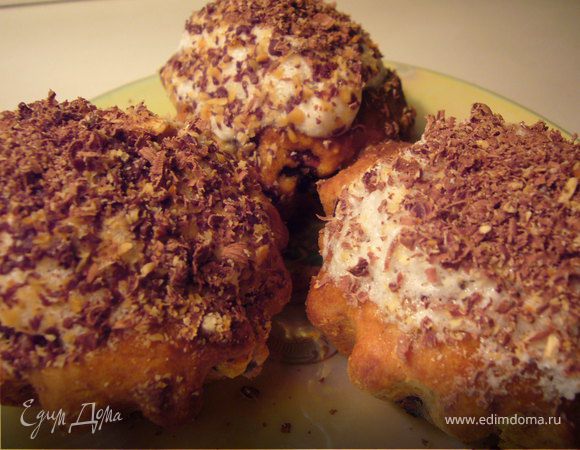 Остудить маффины и нанести сверху айсинг(взбитый белок+сахарная пудра).Посыпать тёртым шоколадом.